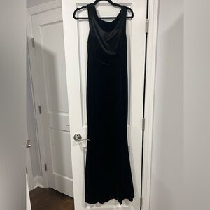 Lulu’s Elegant Black velvet Sleeveless Gown